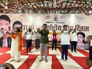अंतरराष्ट्रीय योग दिवसः केंद्रीय जेल इंदौर में 2300 बंदियों ने किया सामूहिक योगाभ्यास